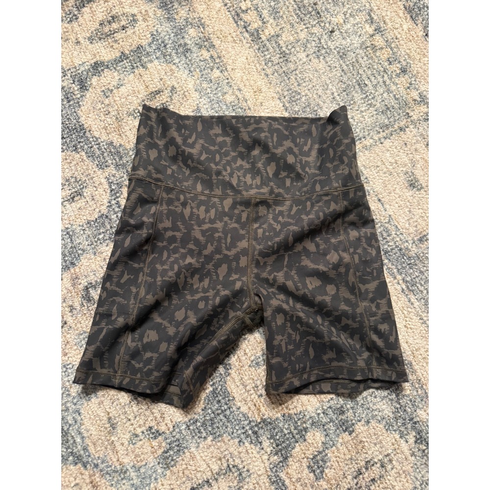 Vuori Studio Pocket Shorts in Cocoa Spots Small Excellent Condition
